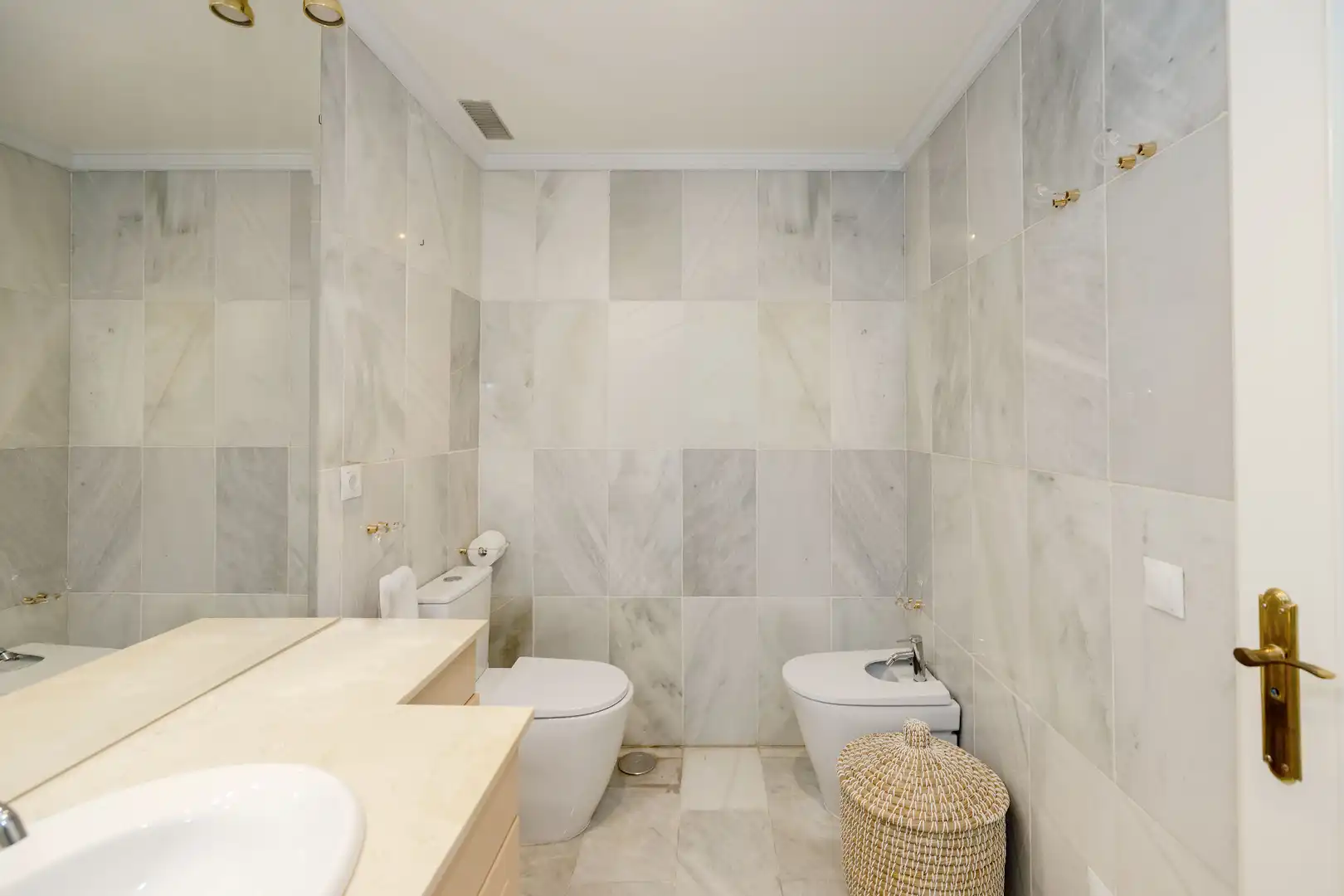 Baño de Piso en venta en Marbella con Aire acondicionado, Calefacción y Terraza