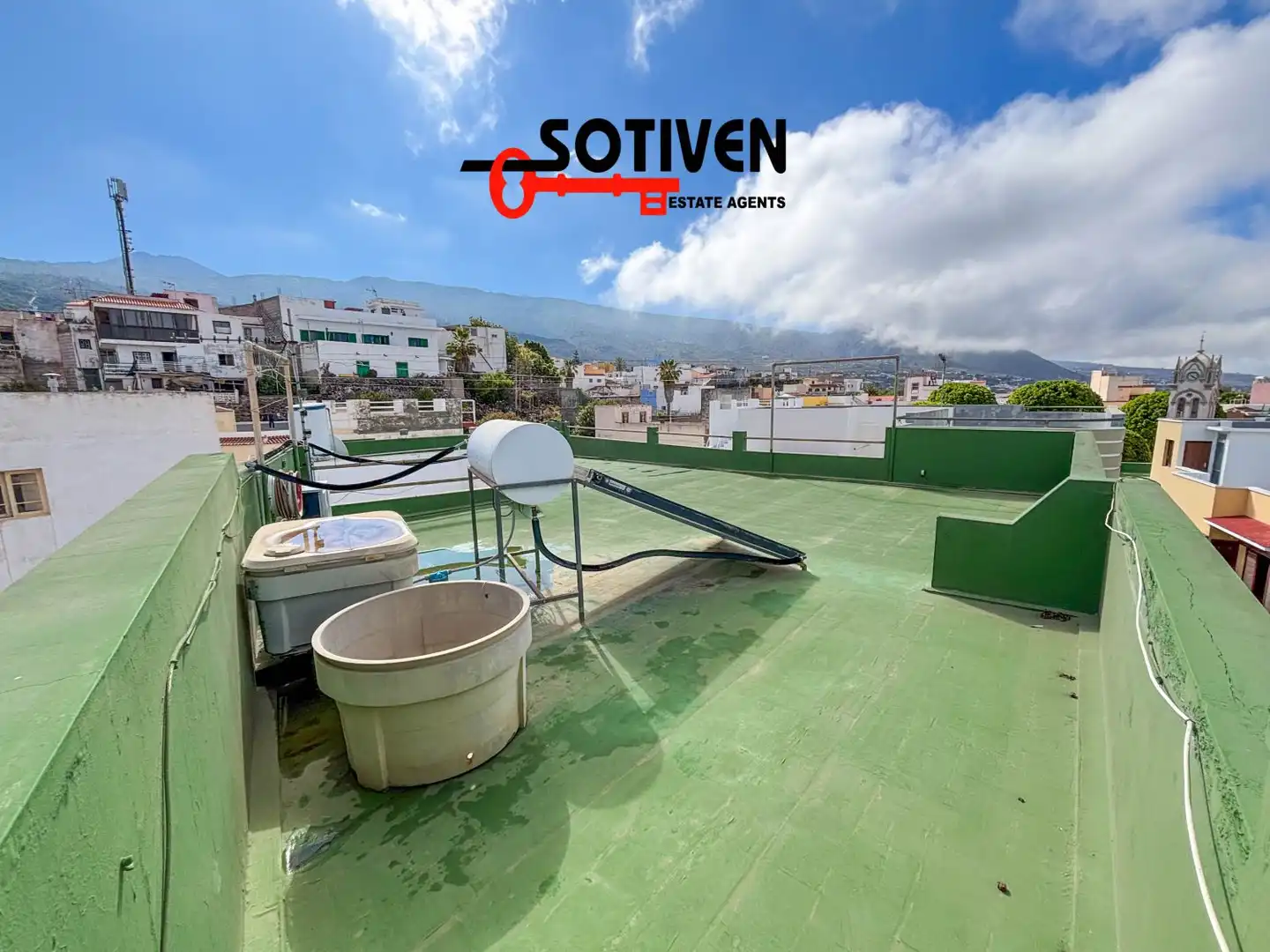 Vista exterior de Casa o xalet en venda en Guía de Isora amb Balcó