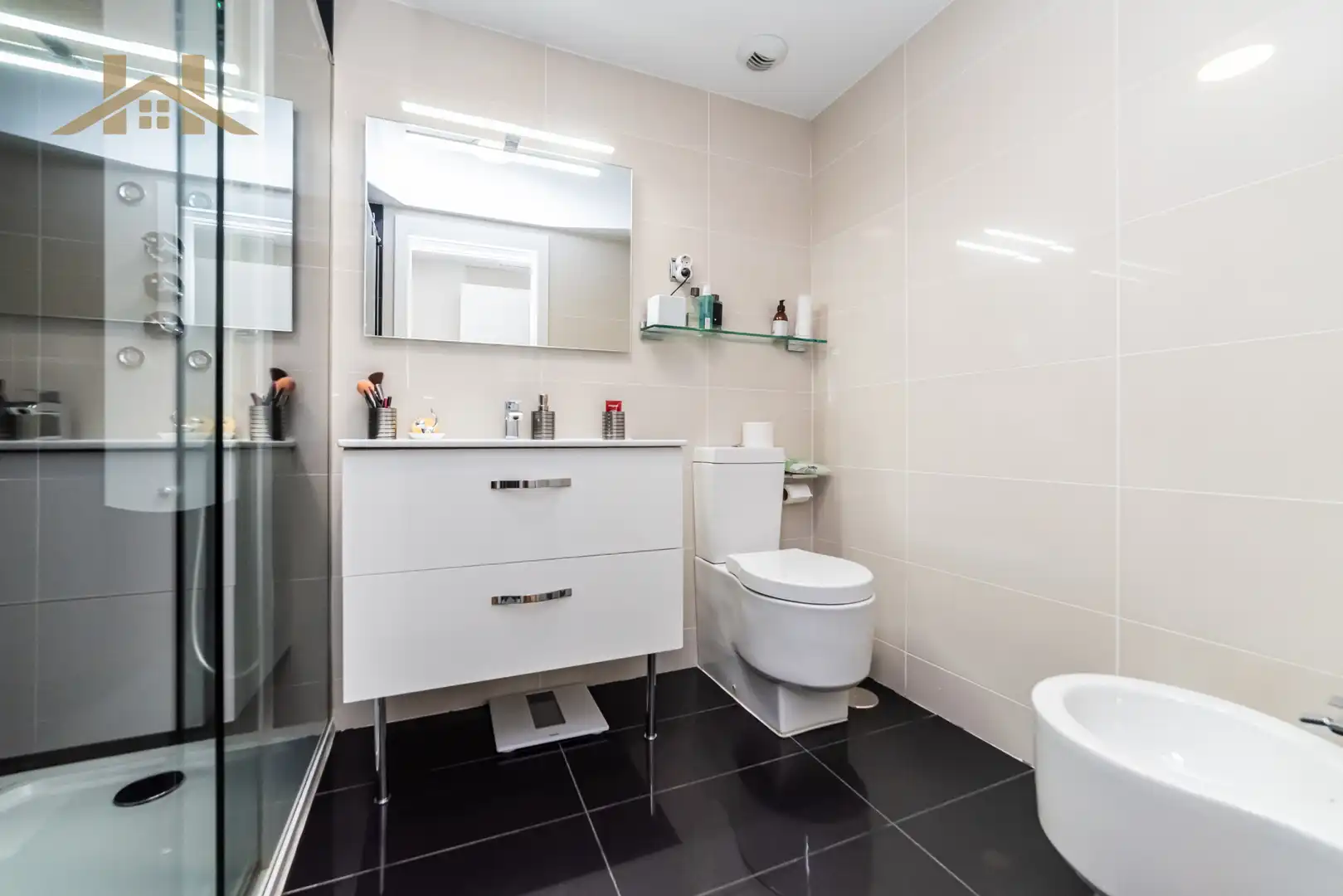 Bathroom of Flat for sale in Madrid  with Air Conditioner, Heating and Storage room