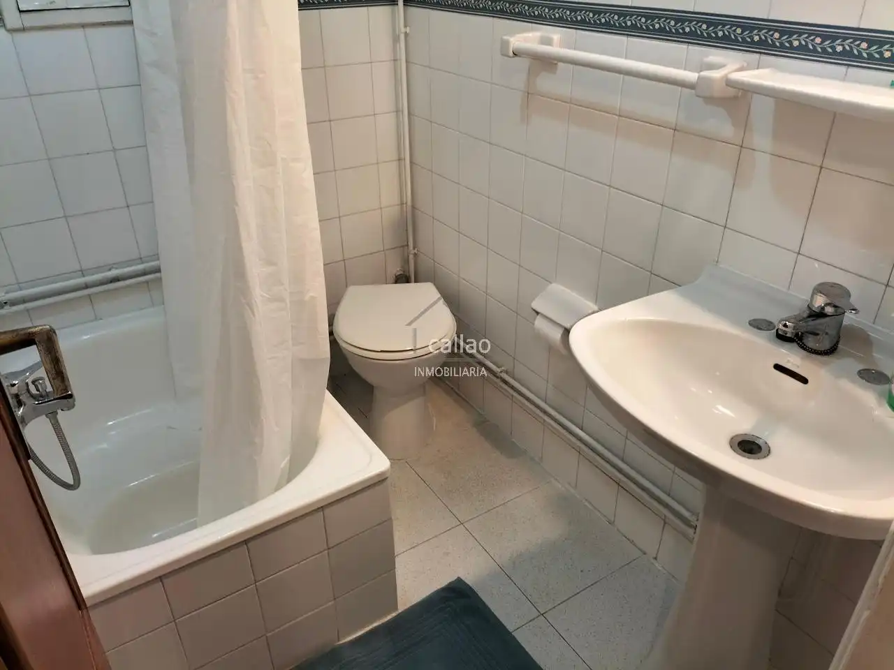 Baño de Piso de alquiler en Ferrol con Calefacción, Parquet y Amueblado