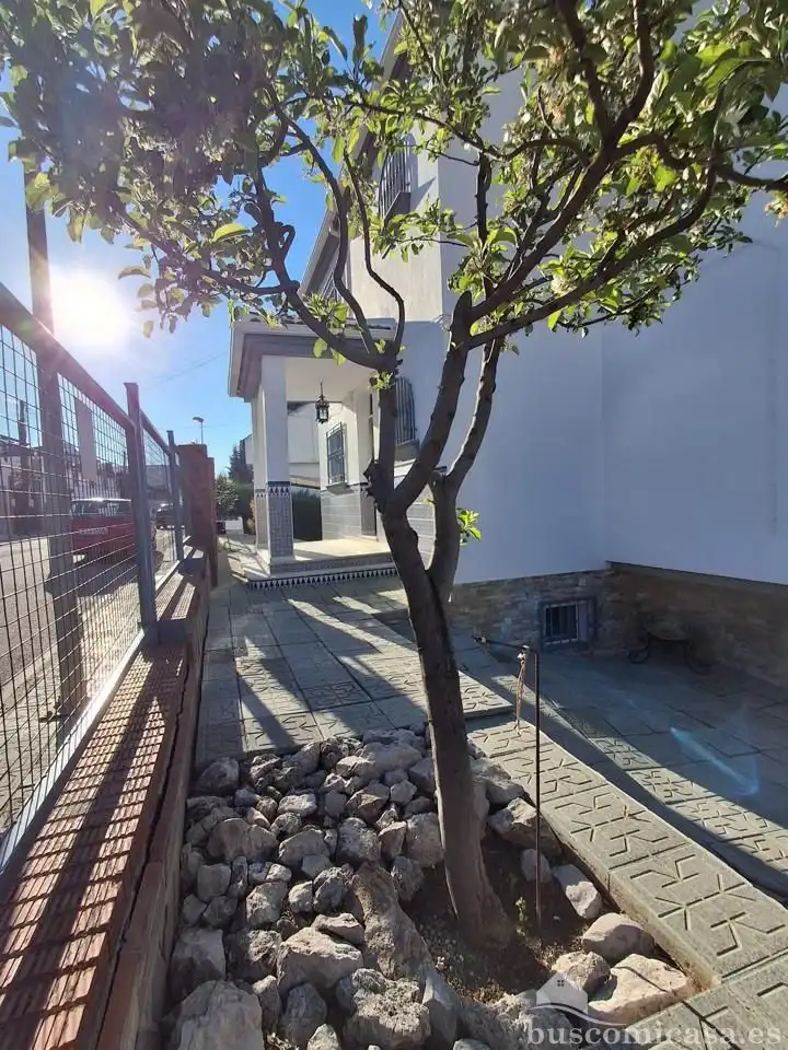 Vista exterior de Casa o xalet en venda en Loja amb Aire condicionat, Jardí privat i Terrassa