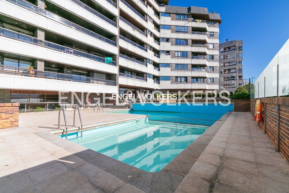 Swimming pool of Attic for sale in Vigo   with Air Conditioner, Heating and Parquet flooring