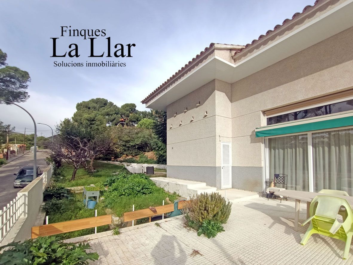 Vista exterior de Casa o xalet en venda en Castelldefels amb Jardí privat, Terrassa i Traster