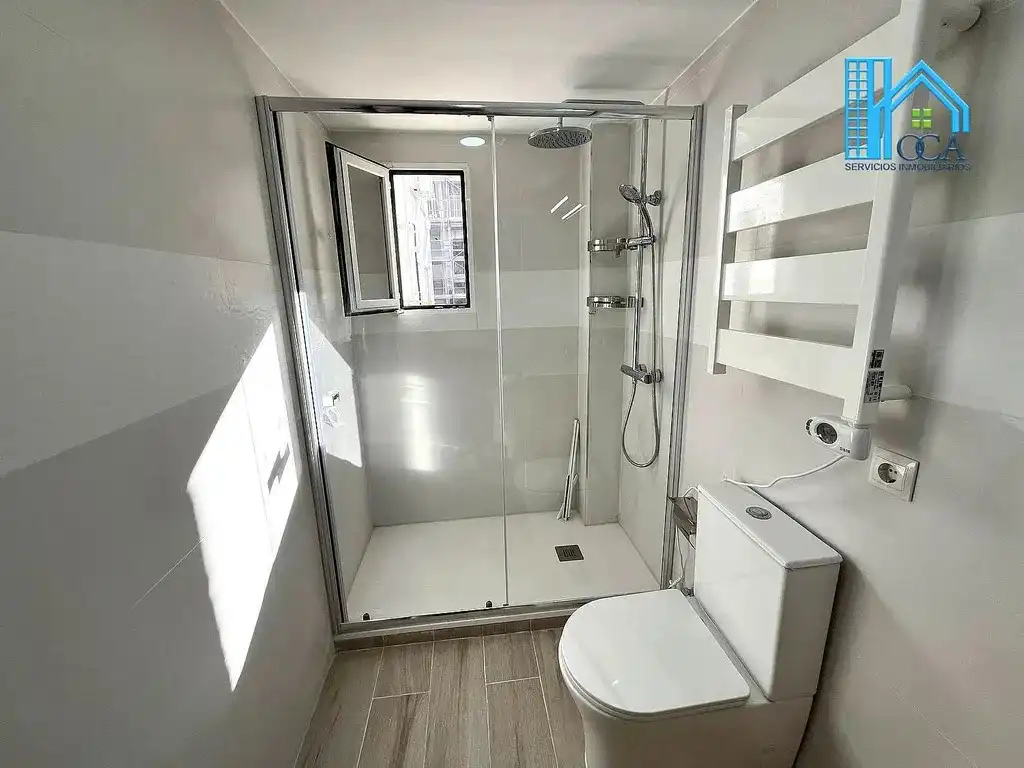 Bathroom of Flat for sale in Madrid  with Air Conditioner