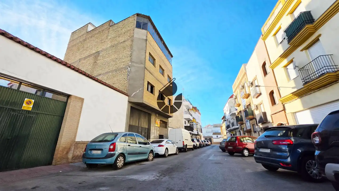 Außenansicht von Gebäude zum Verkauf in Gelves, Sevilla