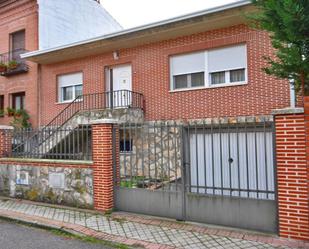 Vista exterior de Casa adosada en venda en Olmedo amb Calefacció