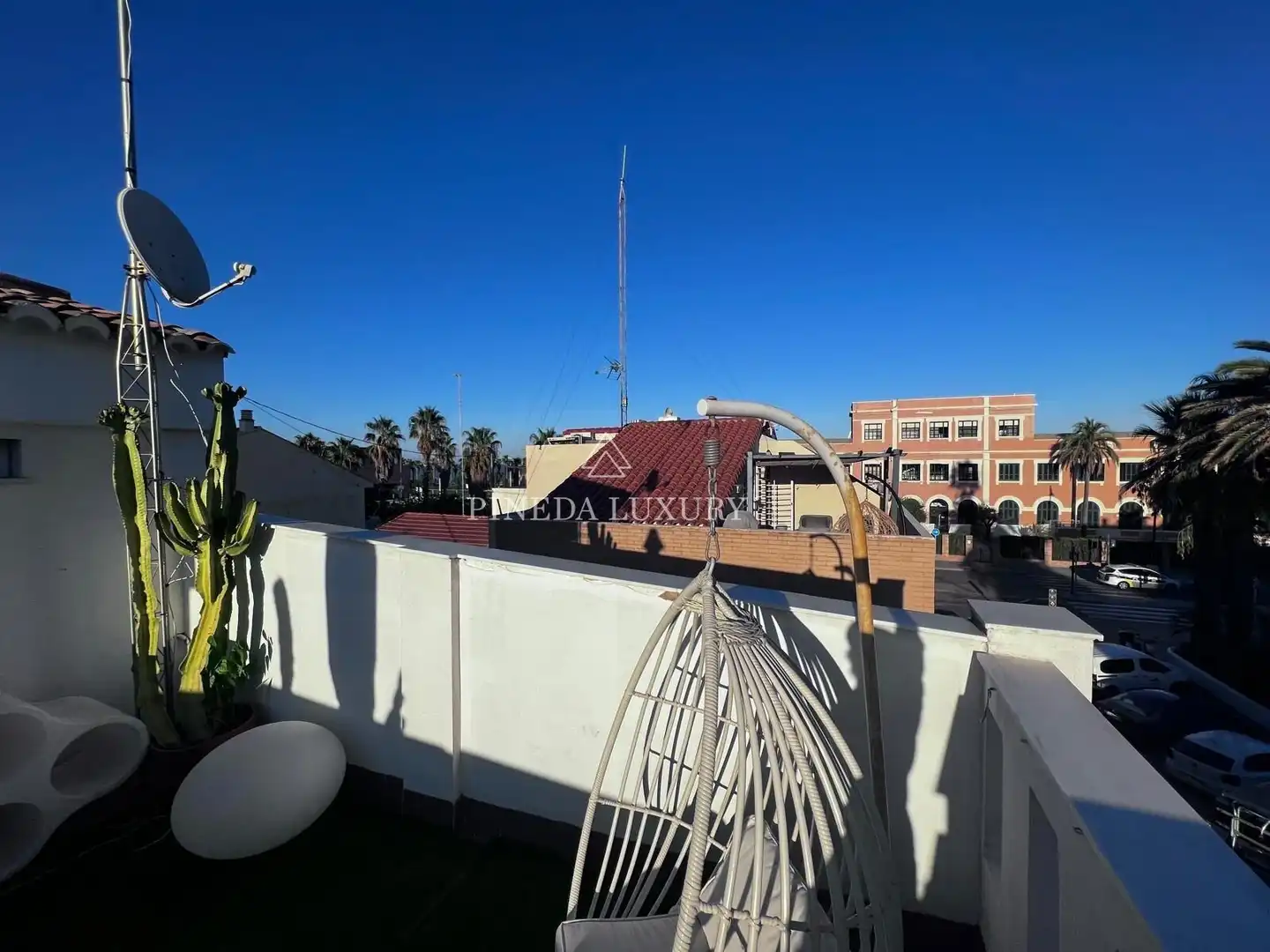 Außenansicht von Einfamilien-Reihenhaus zum Verkauf in Valencia mit Terrasse, Schwimmbad und Möbliert