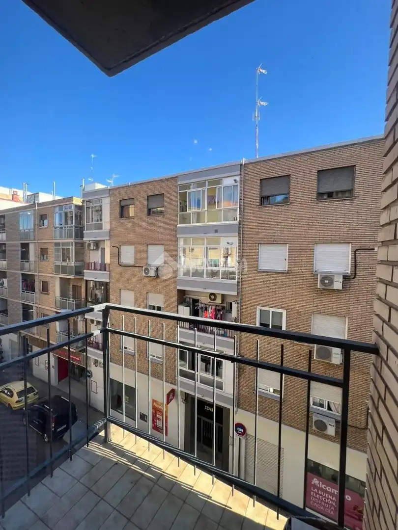 Vista exterior de Pis en venda en Zaragoza amb Calefacció, Moblat i Balcó