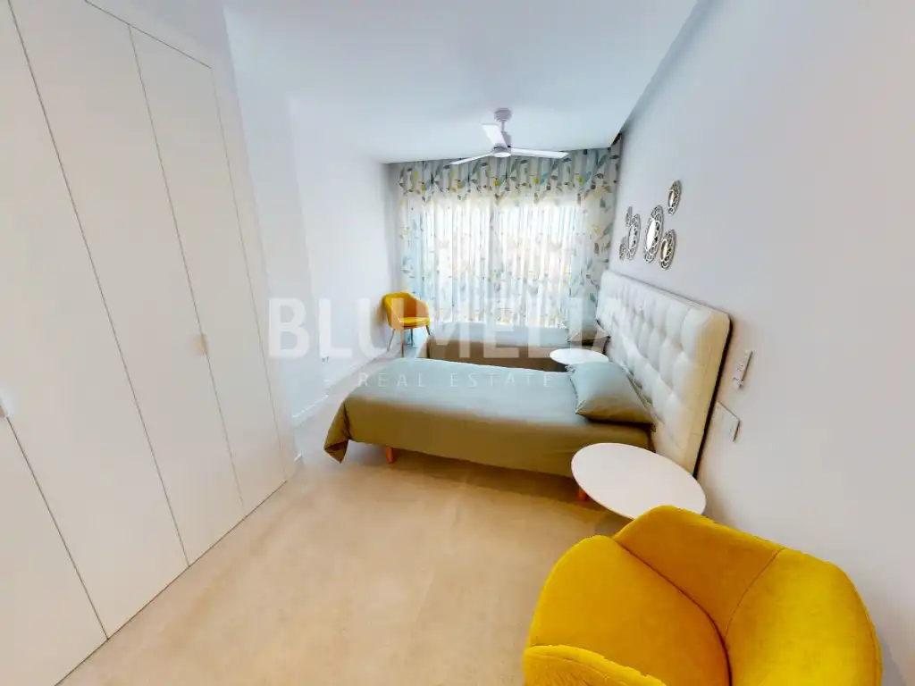Schlafzimmer von Dachboden zum Verkauf in Oliva mit Klimaanlage, Heizung und Privatgarten