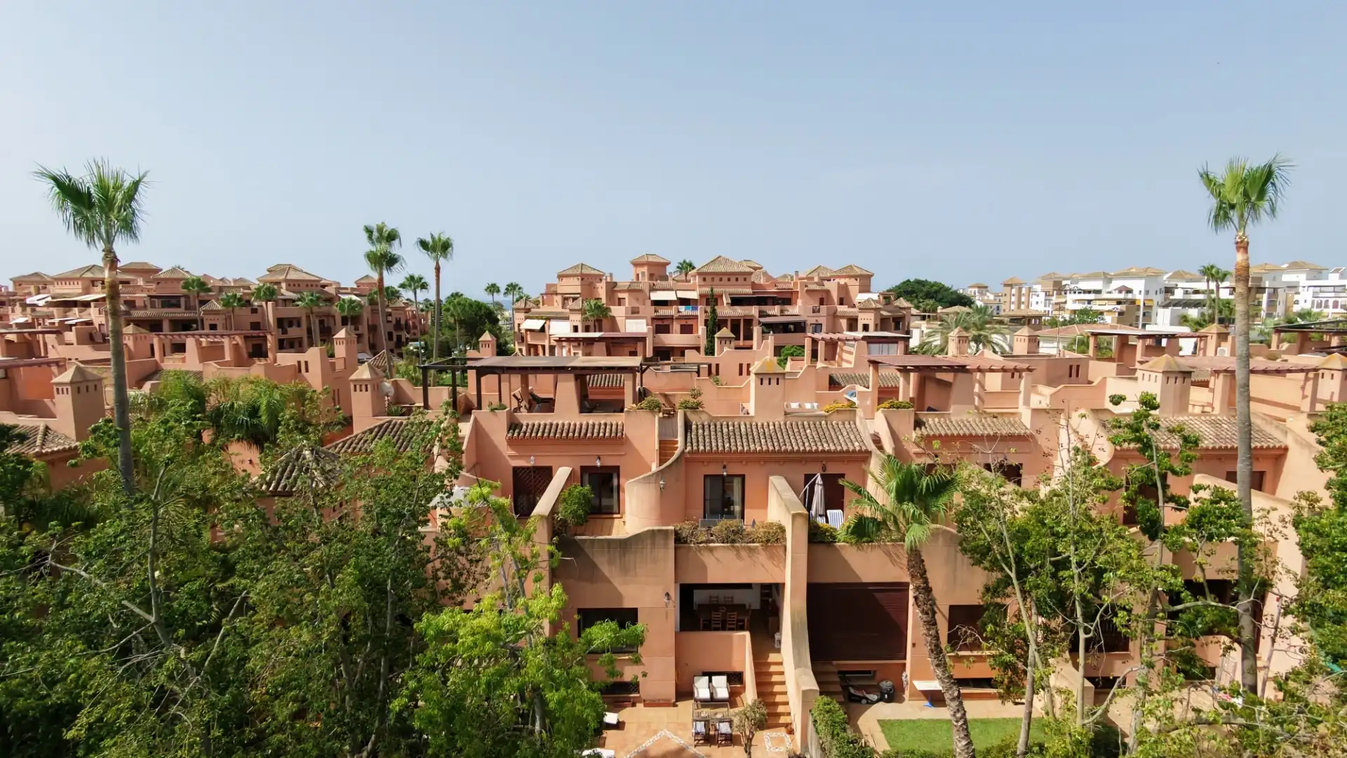 Vista exterior de Casa o xalet en venda en Motril amb Aire condicionat, Calefacció i Jardí privat
