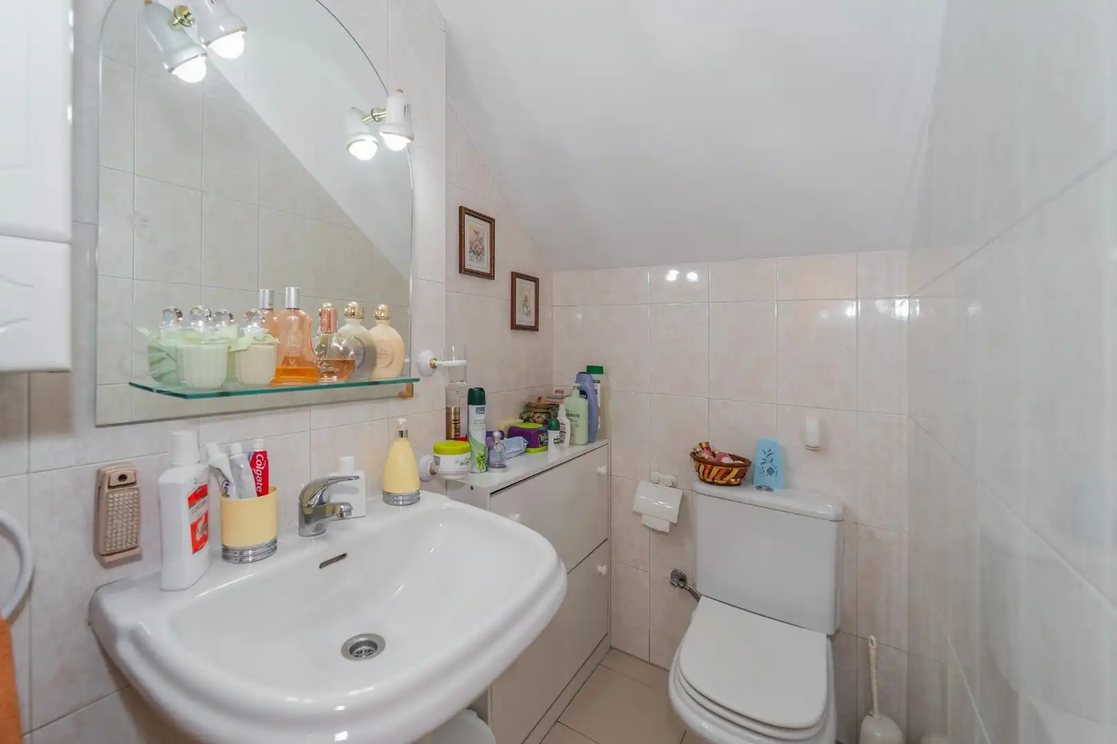 Badezimmer von Einfamilien-Reihenhaus zum Verkauf in Parla mit Klimaanlage, Heizung und Privatgarten