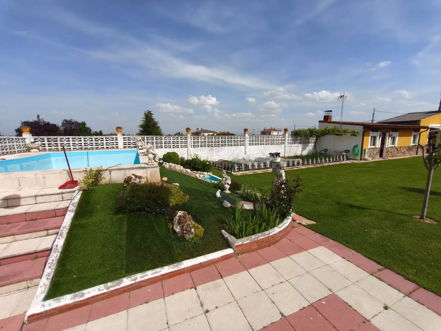 Jardí de Casa o xalet en venda en San Andrés del Rabanedo amb Calefacció, Terrassa i Piscina