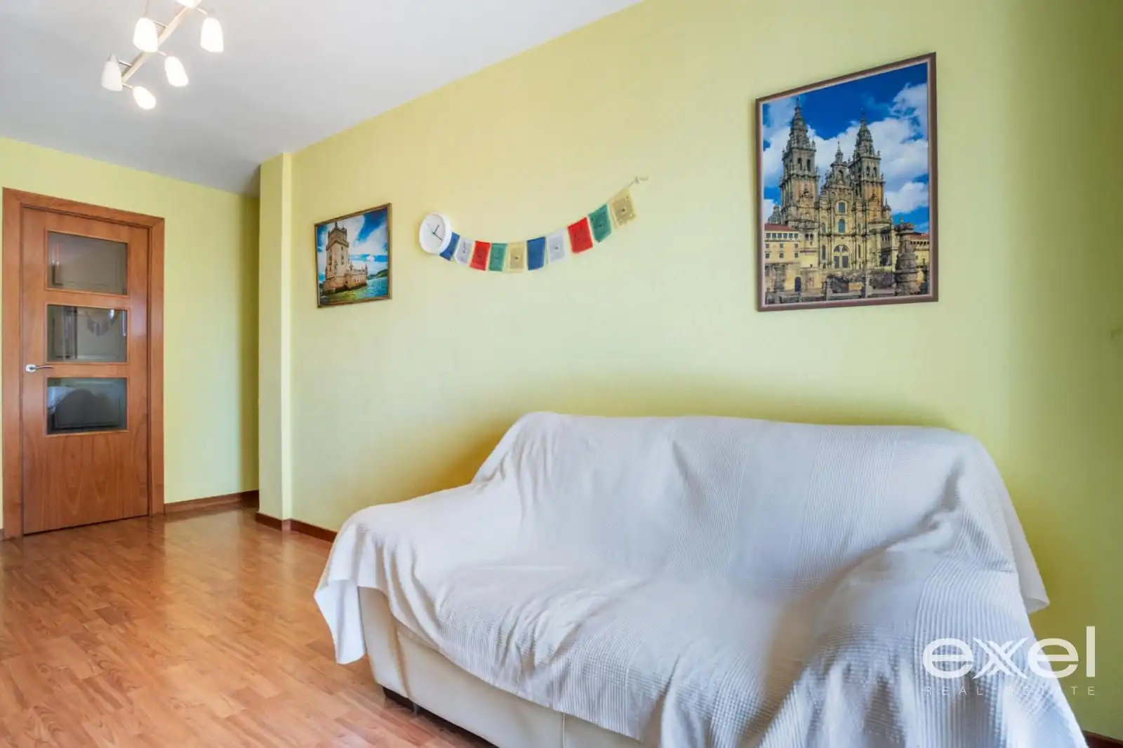 Sala de estar de Piso en venta en L'Hospitalet de Llobregat con Parquet, Terraza y Balcón