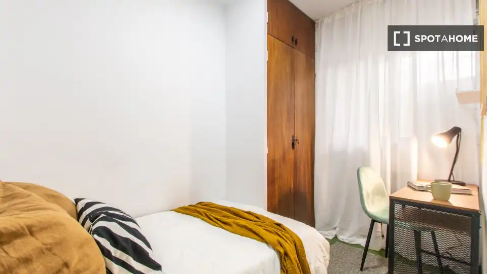 Bedroom of Flat for share in Madrid  with Air Conditioner, Terrace and Furnished