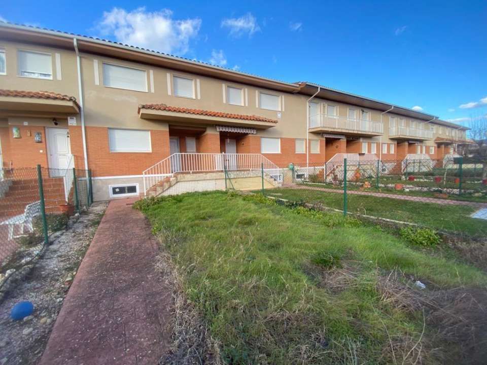 Vista exterior de Casa adosada en venda en Medina de Pomar amb Calefacció, Jardí privat i Alarma