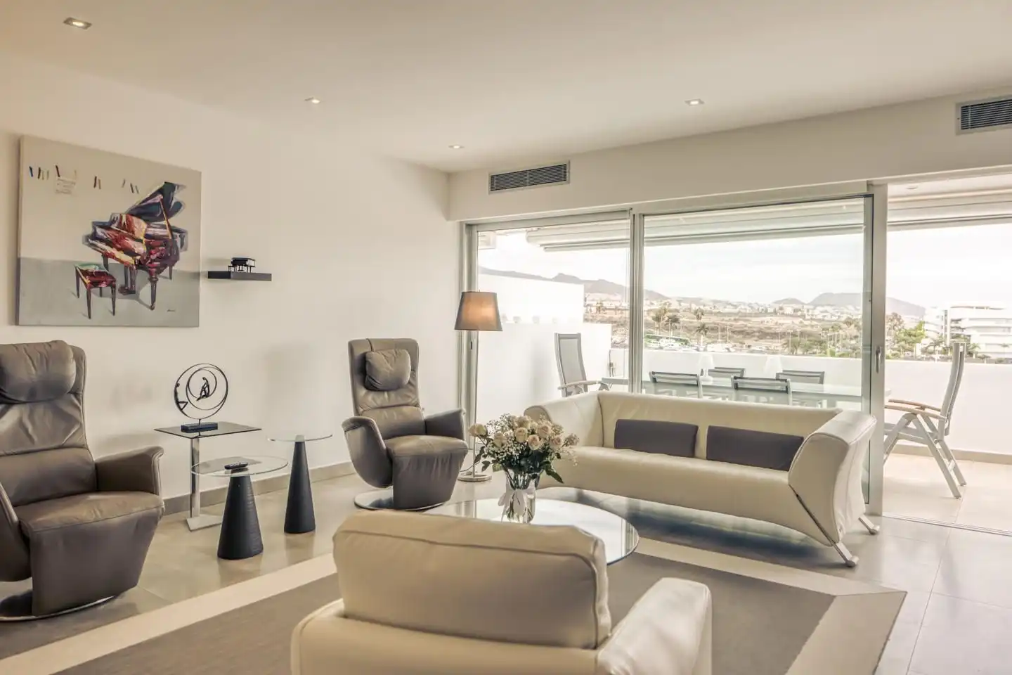 Wohnzimmer von Dachboden zum Verkauf in Adeje mit Klimaanlage, Abstellraum und Möbliert