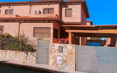 Exterior view of Single-family semi-detached for sale in Olías del Rey  with Private garden, Storage room and Furnished