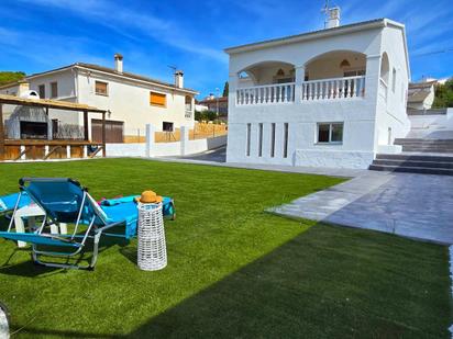 Vista exterior de Casa o xalet en venda en Calafell amb Jardí privat, Terrassa i Alarma