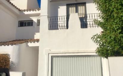 Vista exterior de Casa adosada en venda en Marbella amb Aire condicionat, Terrassa i Piscina