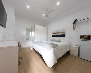 Bedroom of Flat to share in  Barcelona Capital  with Air Conditioner, Heating and Parquet flooring