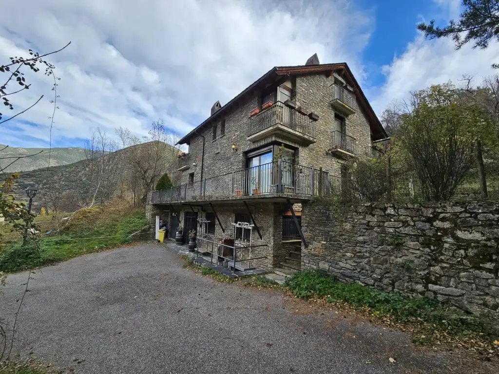 Casa o chalet en venta en Calle Nucleo De Altron, Sort