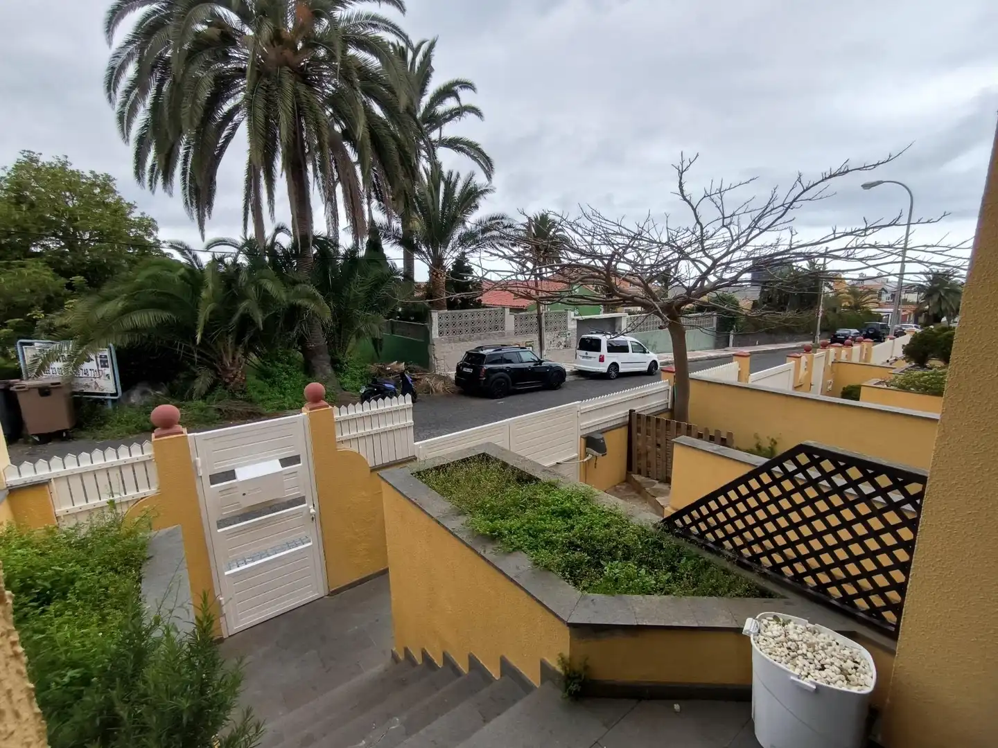 Vista exterior de Casa adosada en venda en Las Palmas de Gran Canaria amb Jardí privat, Parquet i Terrassa