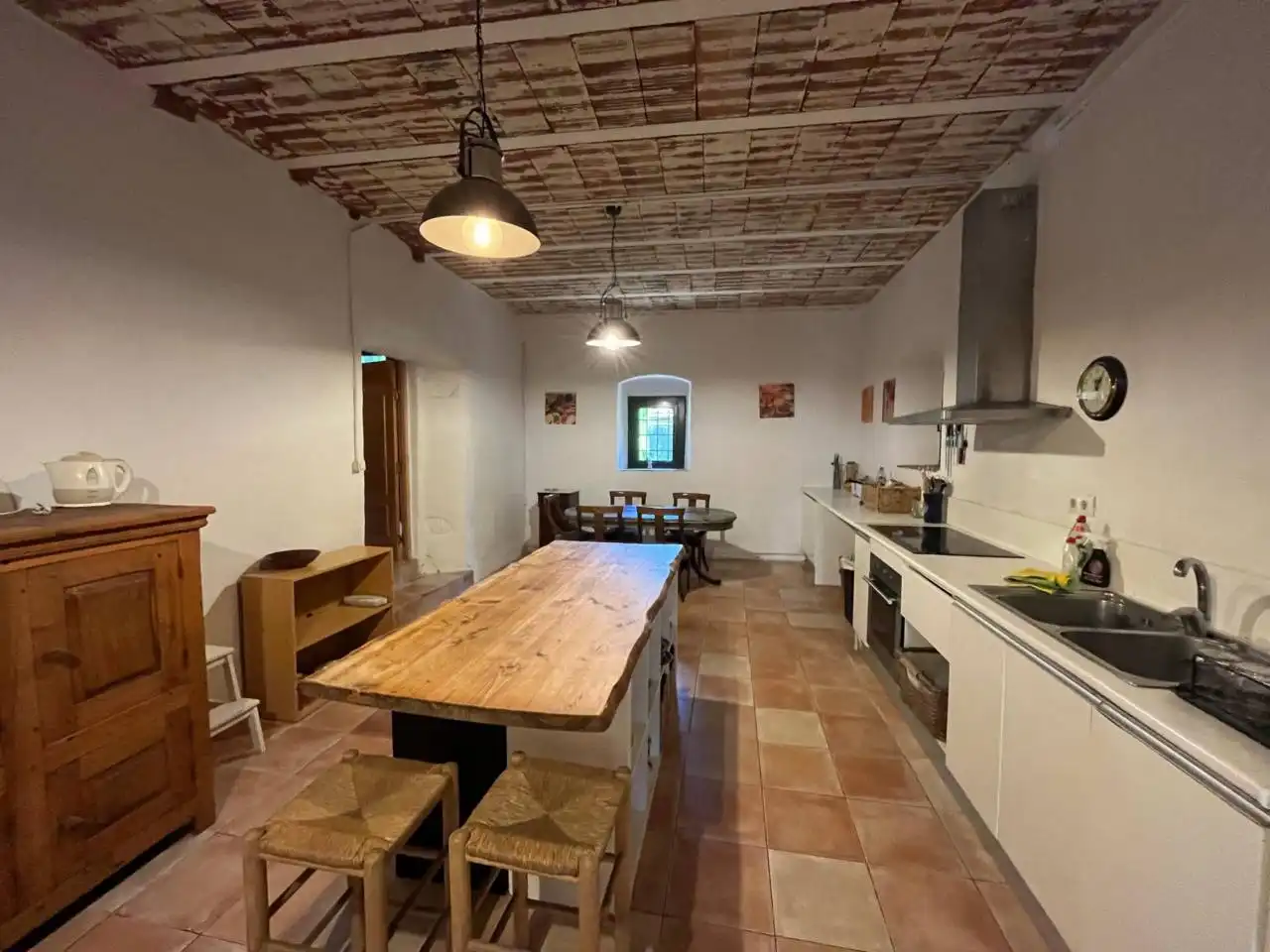 Cocina de Finca rústica de alquiler en Aiguaviva con Calefacción, Jardín privado y Terraza