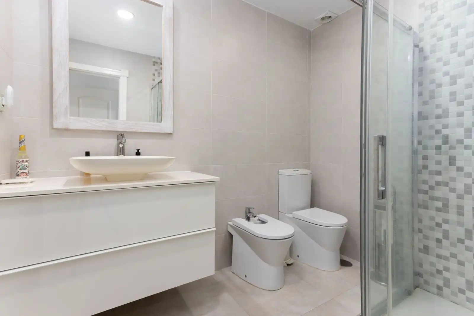 Baño de Piso en venta en Marbella con Aire acondicionado, Terraza y Amueblado