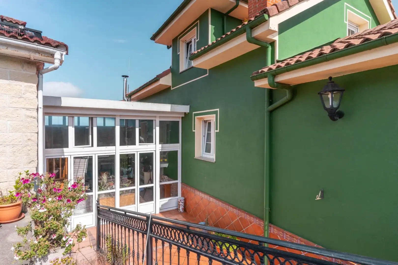 Vista exterior de Casa o xalet en venda en Muros de Nalón amb Calefacció, Jardí privat i Terrassa