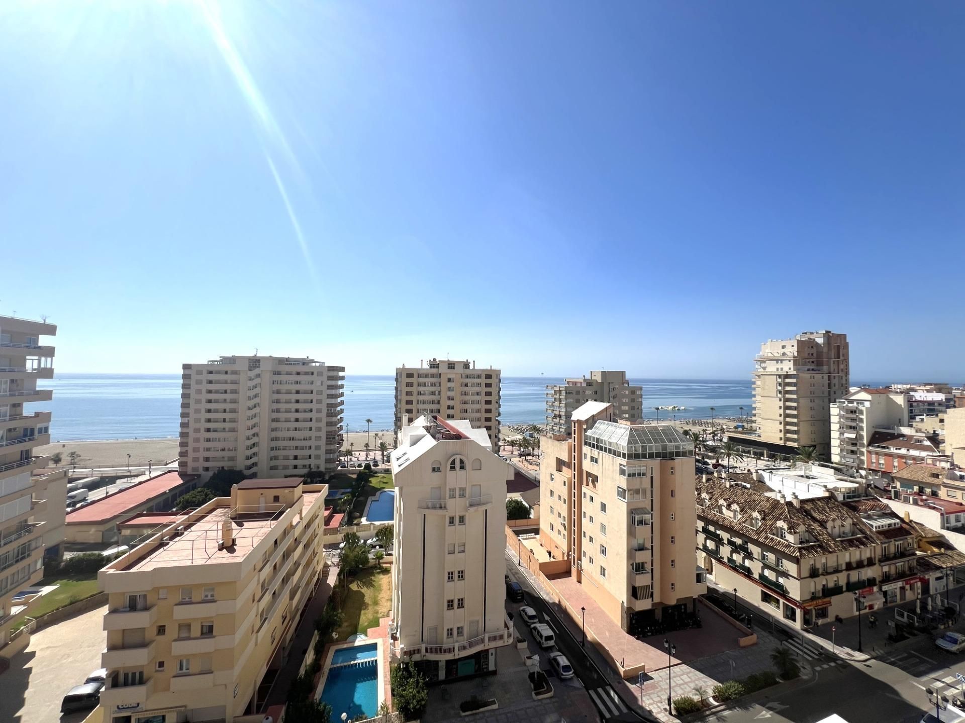 Vista exterior de Piso en venta en Fuengirola con Terraza, Amueblado y Piscina comunitaria