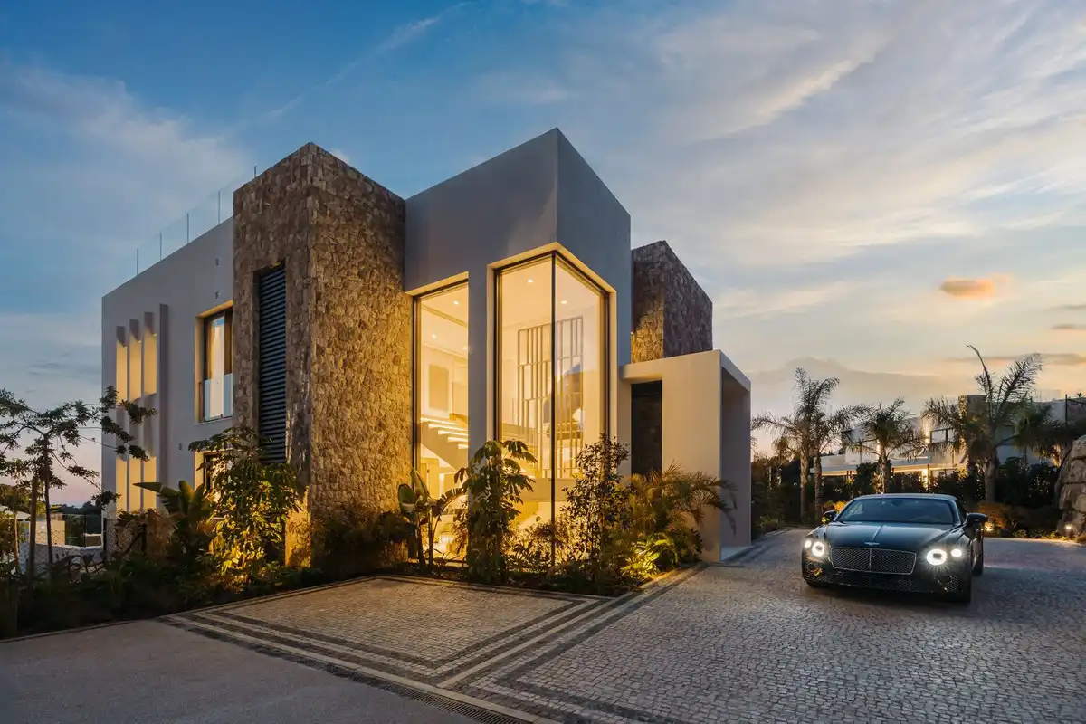 Vista exterior de Casa o xalet en venda en Marbella amb Aire condicionat, Jardí privat i Terrassa