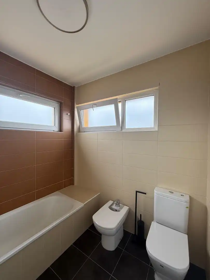 Baño de Casa adosada en venta en Lugo con Calefacción y Jardín privado
