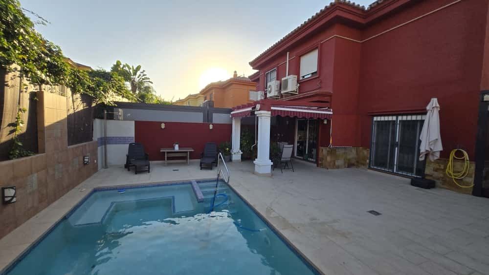 Piscina de Casa adosada en venda en Alhaurín de la Torre amb Aire condicionat, Jardí privat i Terrassa