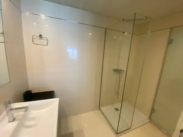 Baño de Ático de alquiler en Barcelona con Aire acondicionado, Calefacción y Parquet