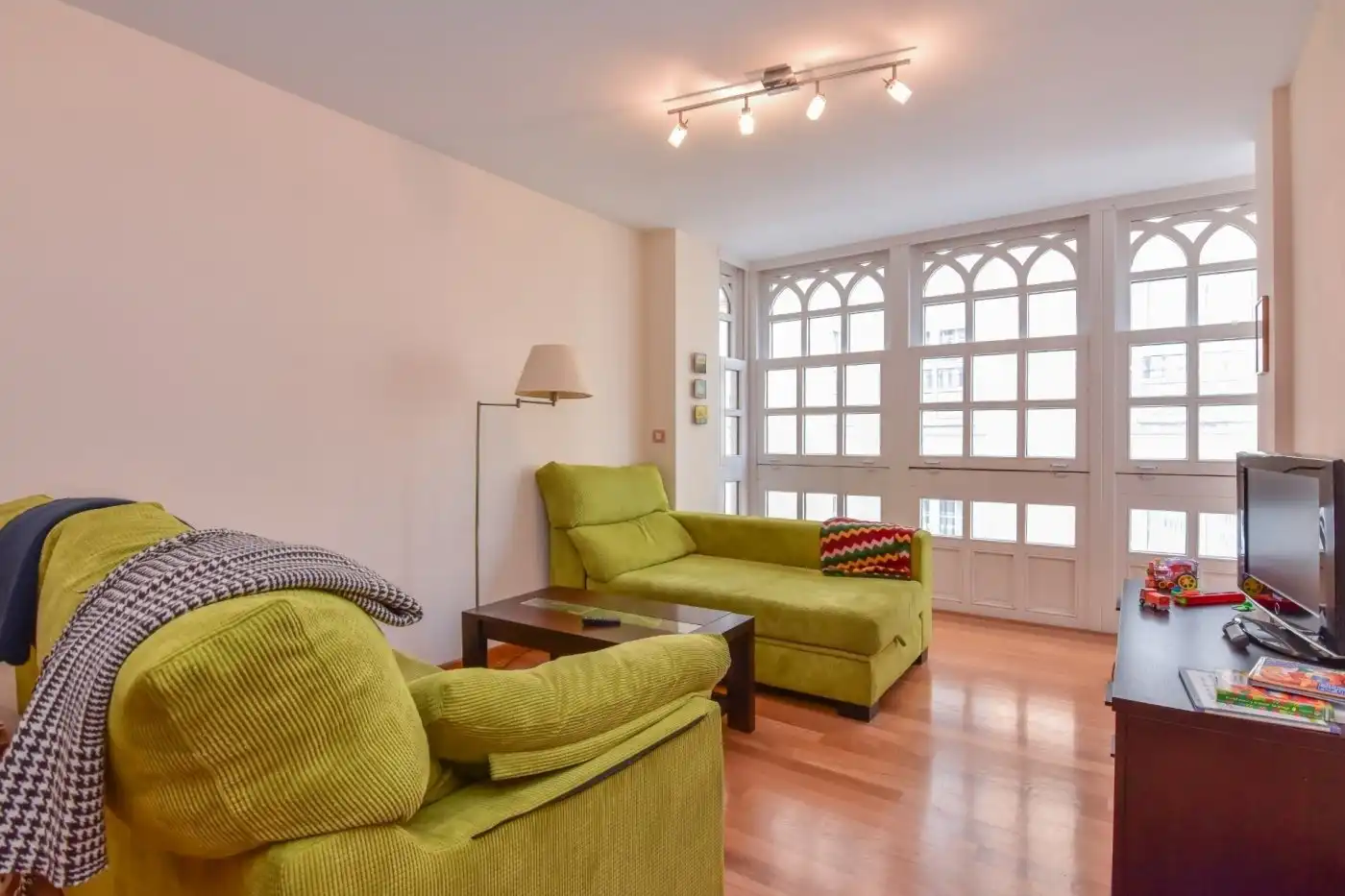 Sala d'estar de Pis de lloguer en A Coruña Capital  amb Calefacció i Parquet