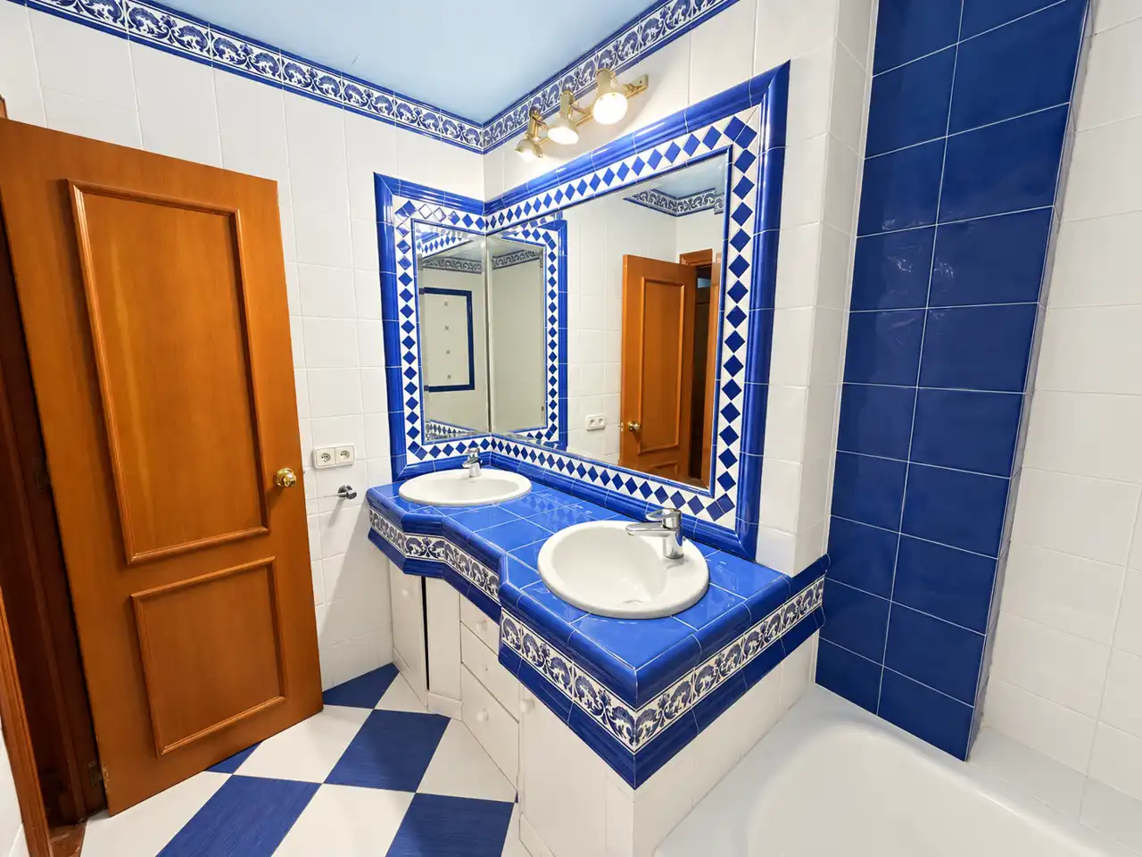 Bathroom of Ground floor for sale in Écija  with Air Conditioner, Terrace and Storage room