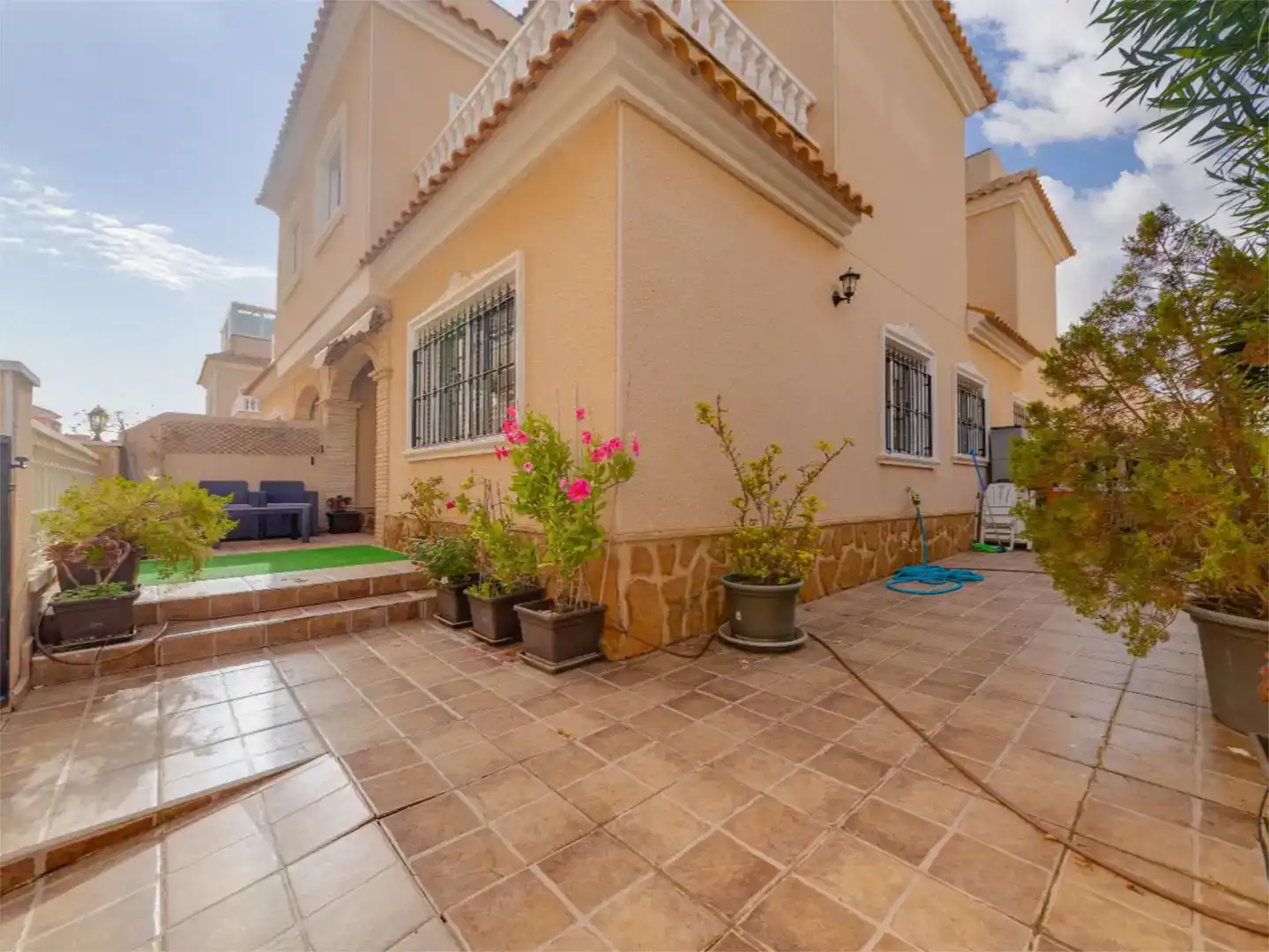 Vista exterior de Dúplex en venda en Orihuela amb Aire condicionat i Piscina