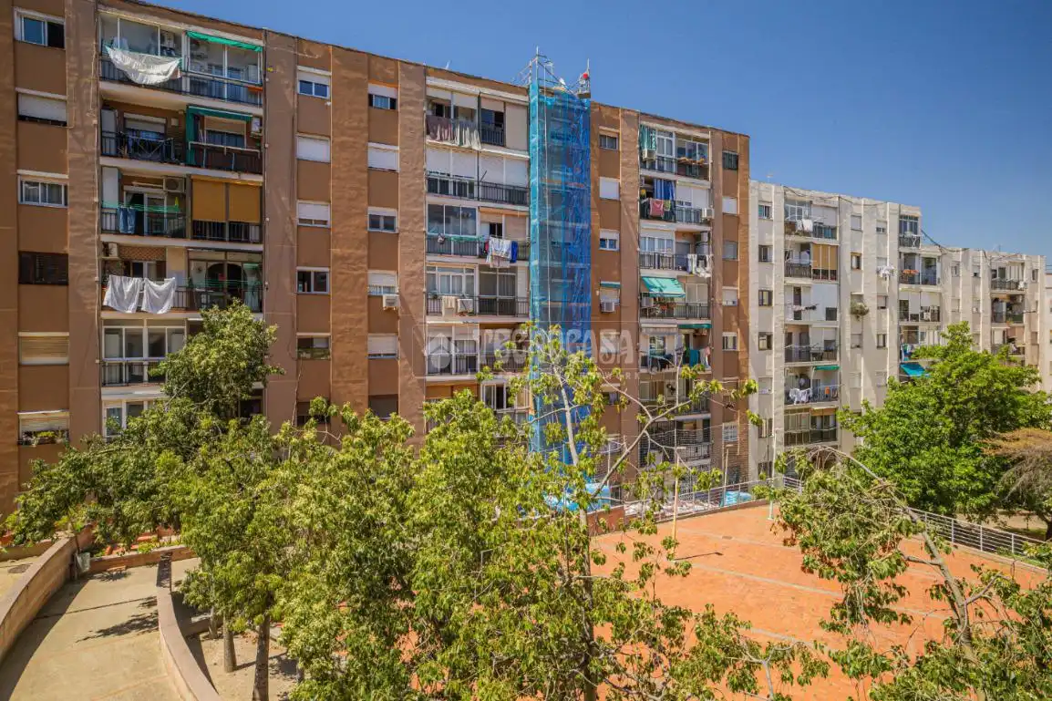 Vista exterior de Pis en venda en Sant Feliu de Llobregat amb Aire condicionat i Balcó