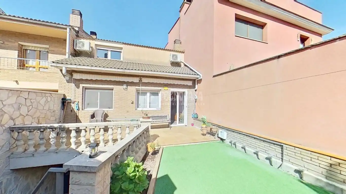 Vista exterior de Casa adosada en venta en Manresa