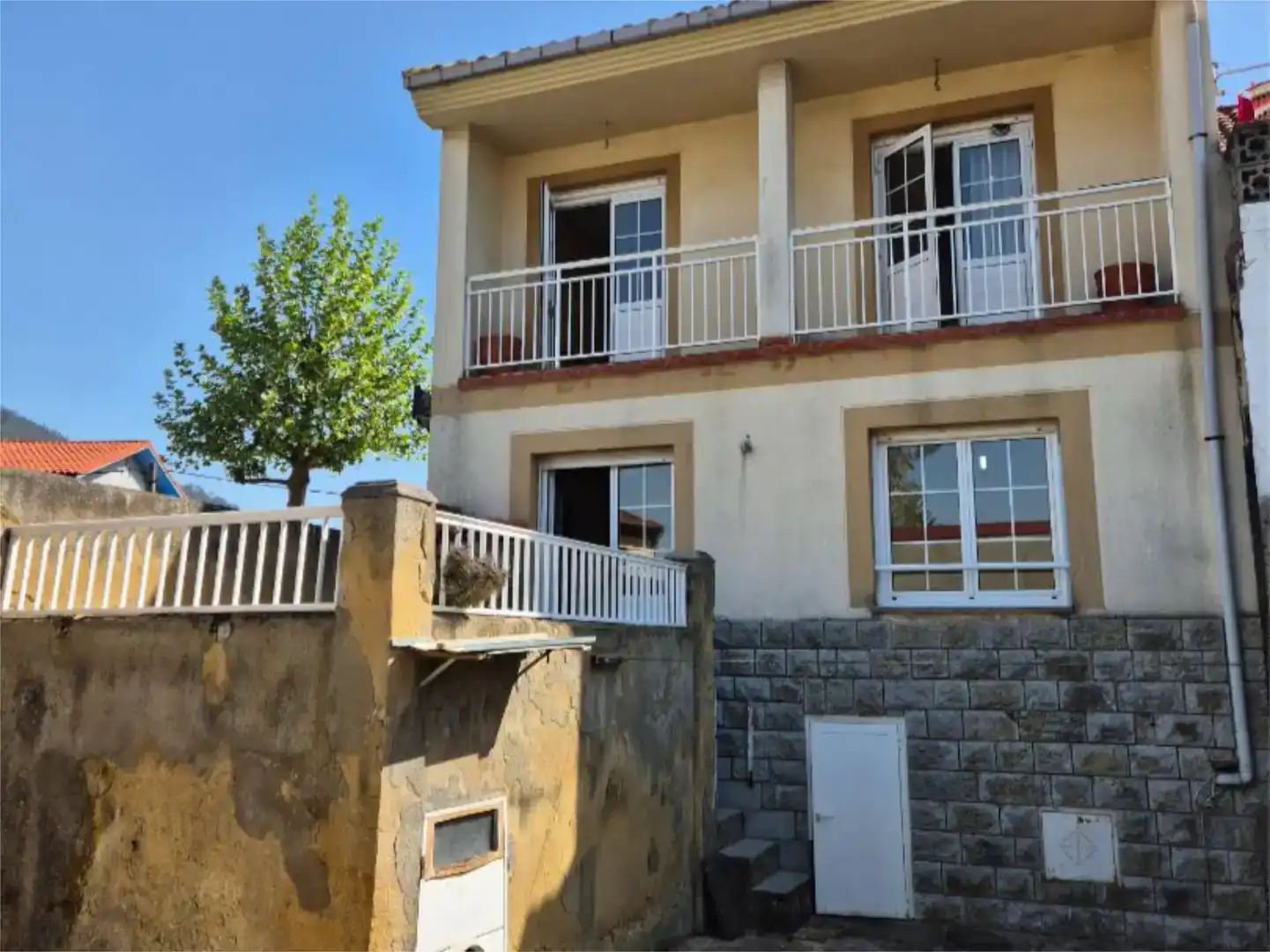 Vista exterior de Casa adosada en venta en Oviedo  con Parquet y Balcón