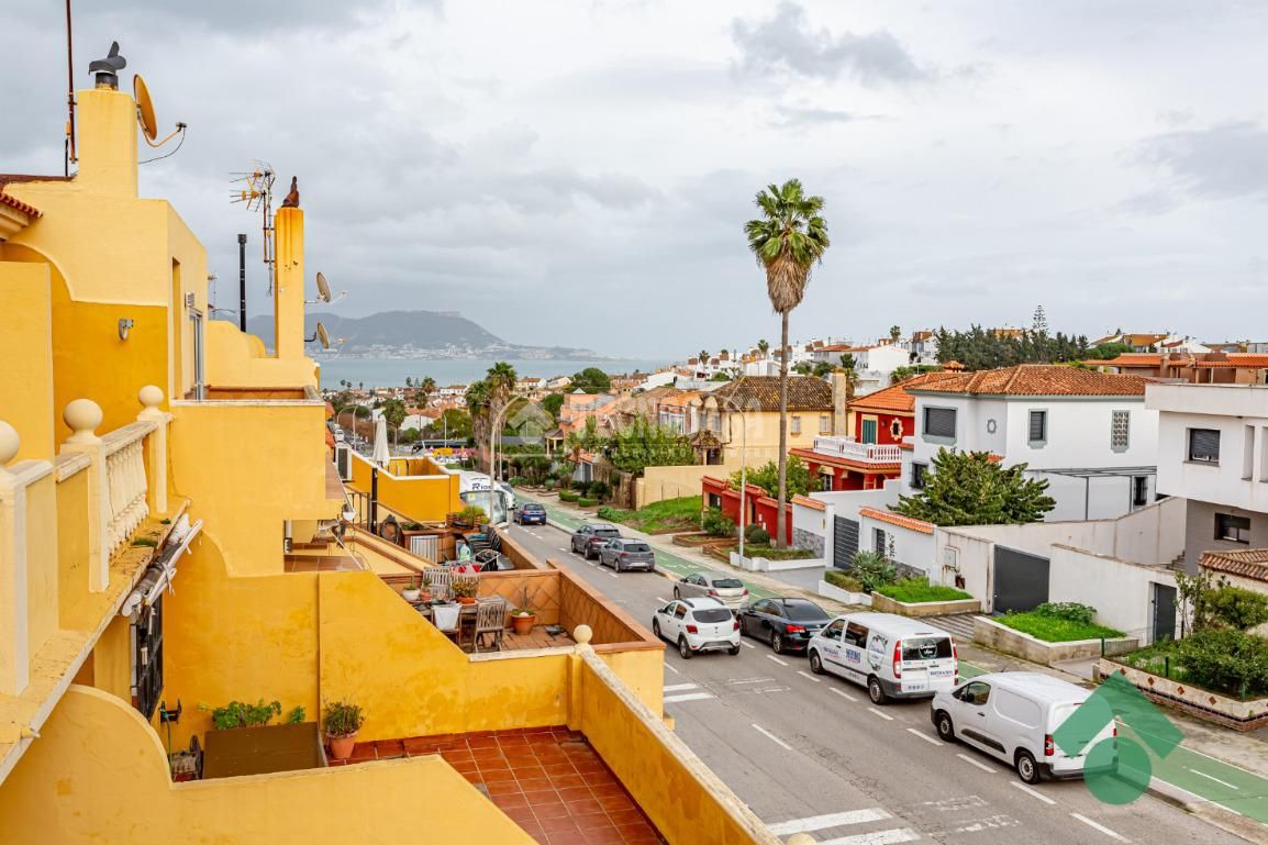 Vista exterior de Casa adosada en venda en Algeciras amb Balcó