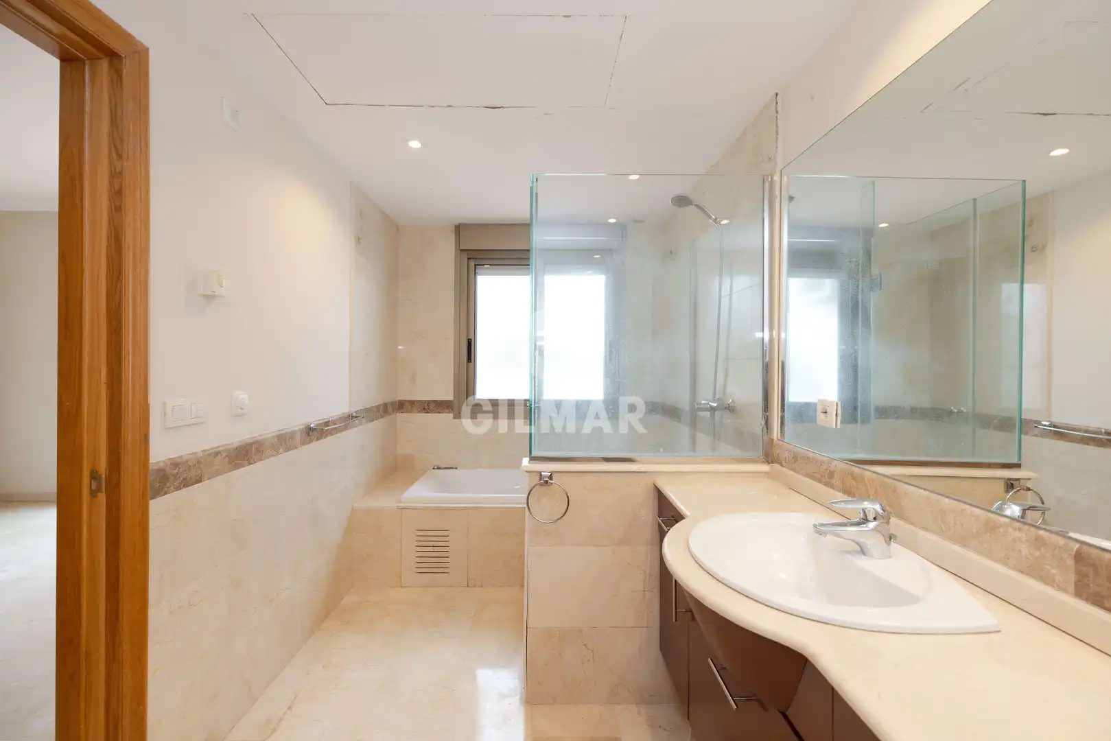 Baño de Casa adosada en venta en Marbella con Calefacción, Jardín privado y Piscina