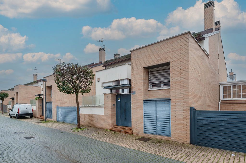 Exterior view of Single-family semi-detached for sale in Leganés  with Private garden, Parquet flooring and Terrace