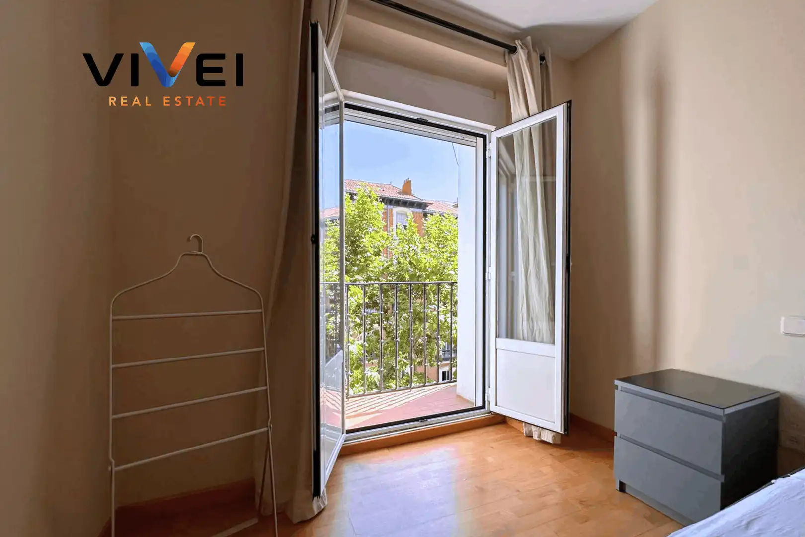 Vista exterior de Piso de alquiler en Madrid con Calefacción y Balcón