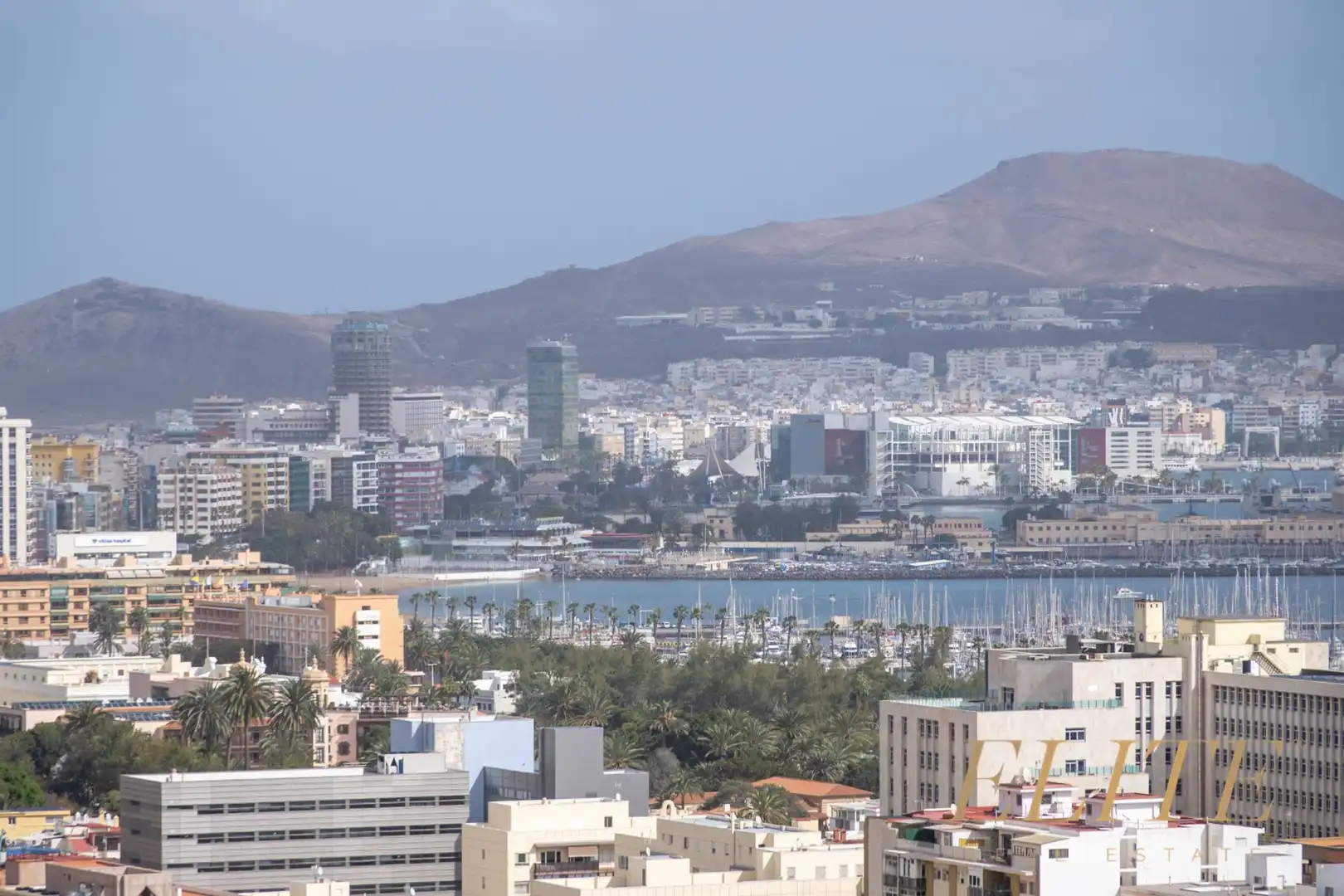 Vista exterior de Casa o xalet en venda en Las Palmas de Gran Canaria amb Terrassa, Piscina i Moblat