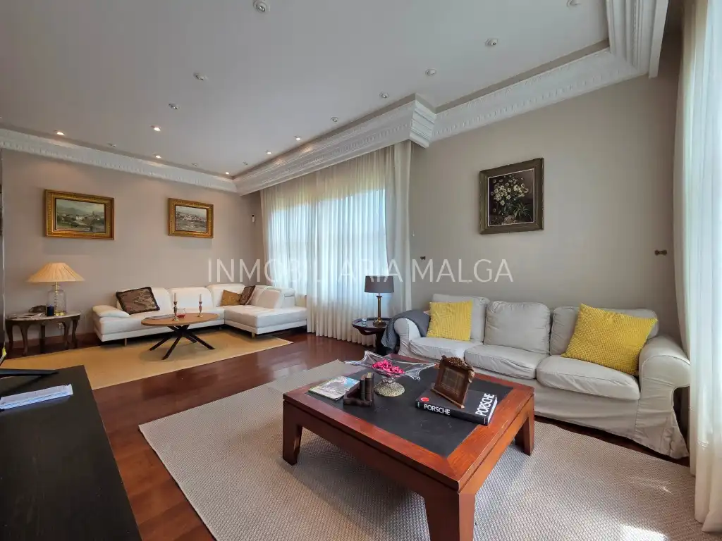 Sala d'estar de Casa o xalet en venda en Colunga amb Calefacció, Jardí privat i Parquet