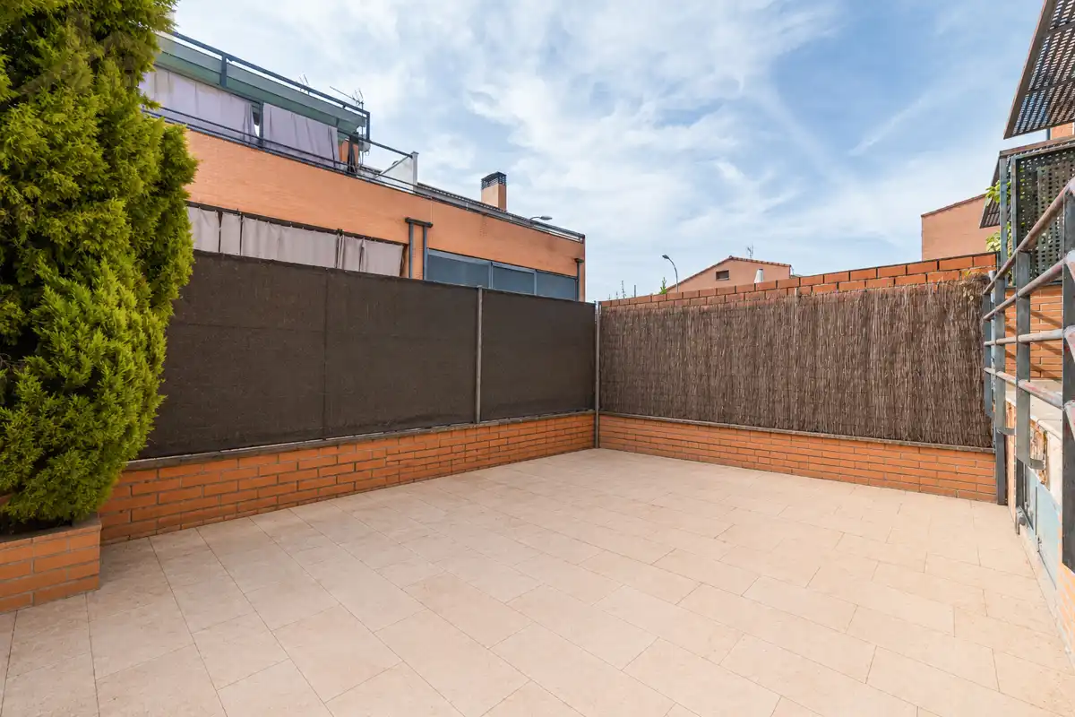 Terrasse von Einfamilien-Reihenhaus zum Verkauf in Valdemoro mit Klimaanlage, Privatgarten und Möbliert