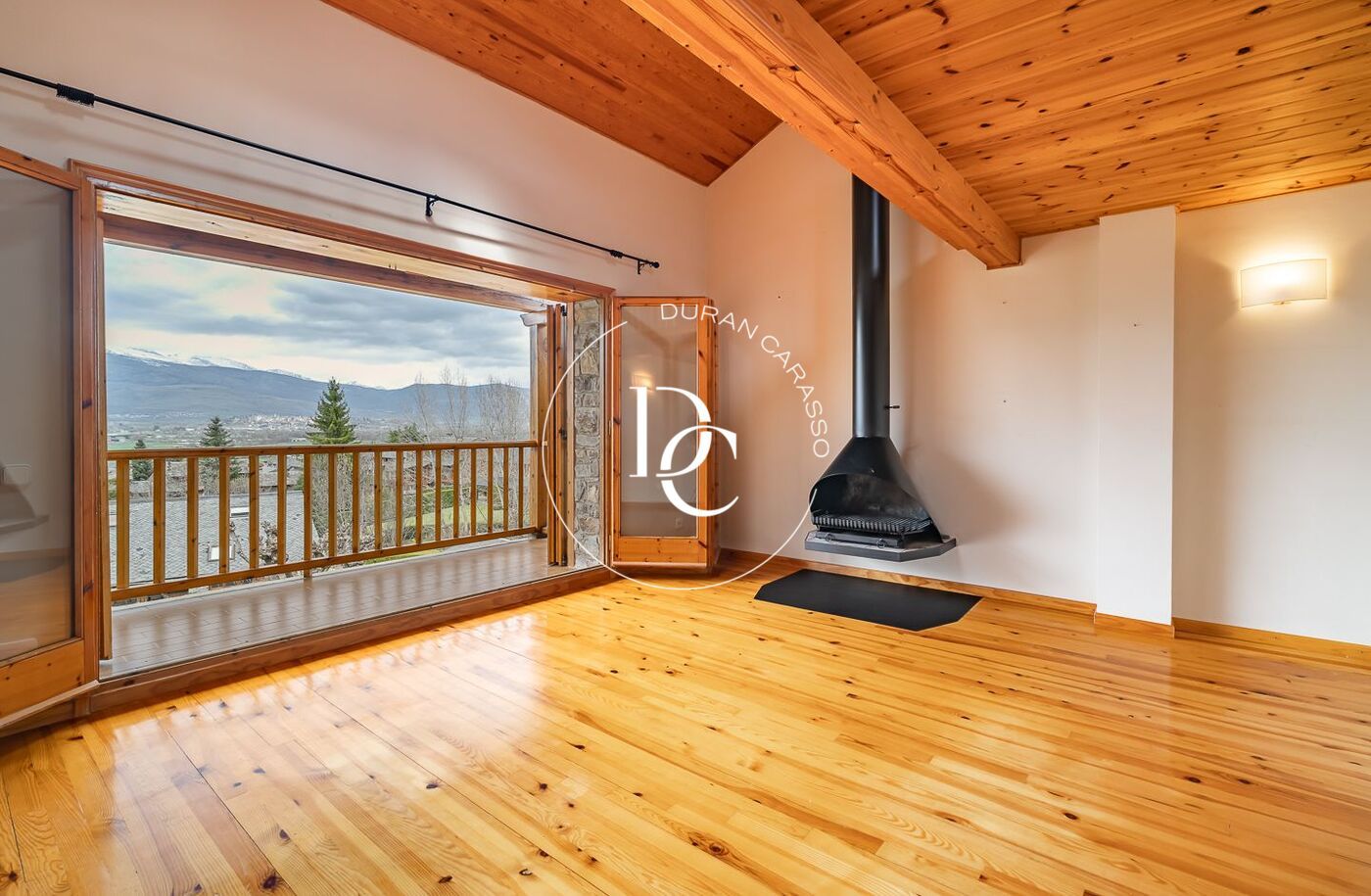 Sala d'estar de Casa o xalet en venda en Fontanals de Cerdanya amb Calefacció, Jardí privat i Terrassa