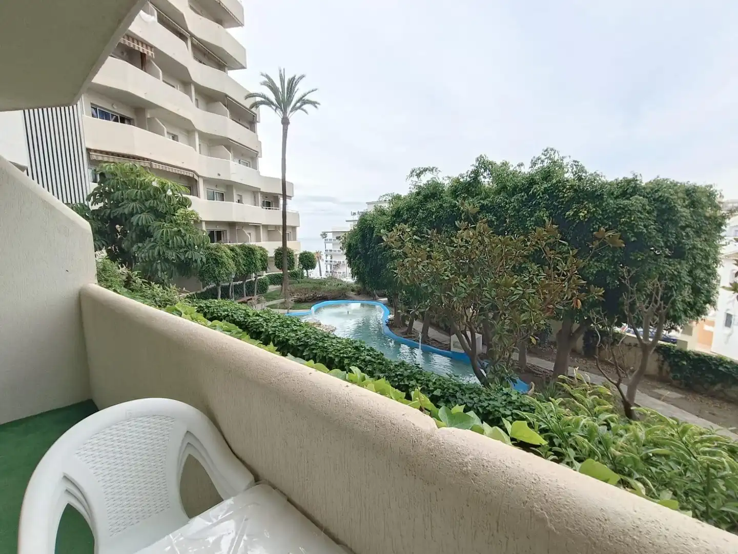 Vista exterior de Apartament en venda en Benalmádena amb Aire condicionat, Jardí privat i Terrassa