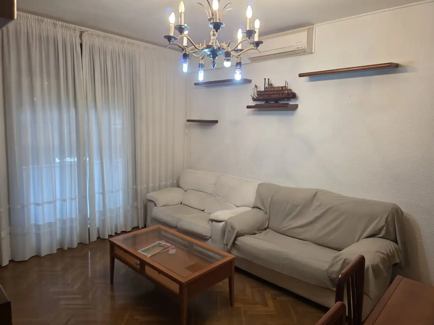 Sala d'estar de Pis en venda en L'Hospitalet de Llobregat amb Aire condicionat, Parquet i Traster